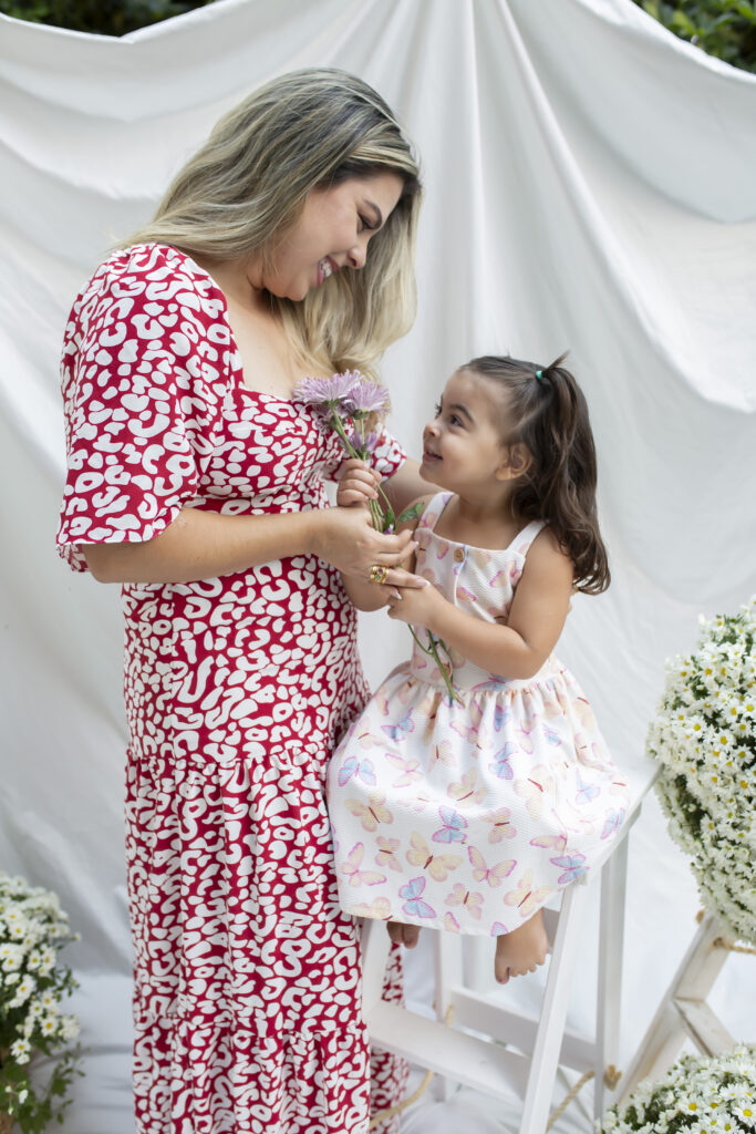 Forografia - Conexão entre mãe e filha em um ambiente sereno.