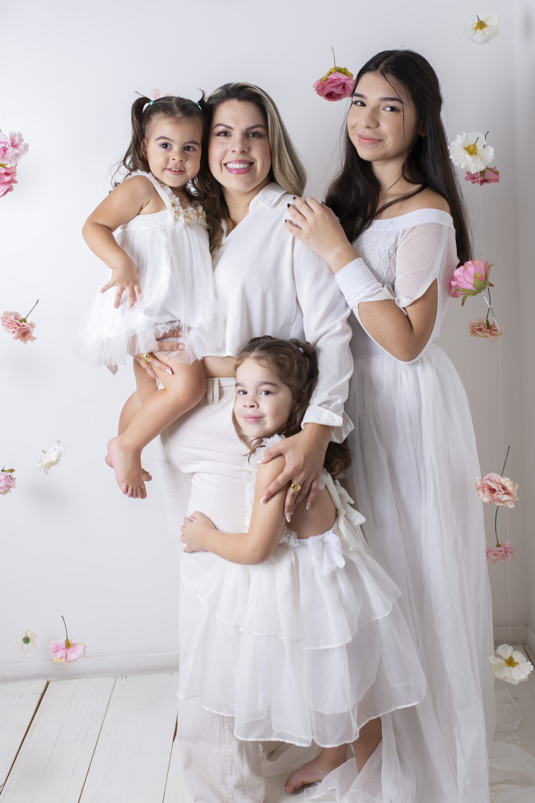 Cenário 2 - 001 Fotografia - Mãe e filhas em um lindo cenário de flores.