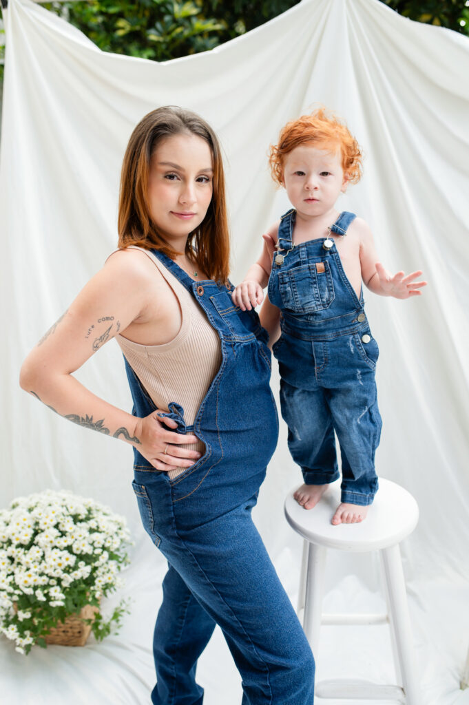 Fotografia - Mãe e bebê: A delicadeza da maternidade no cenário clean.