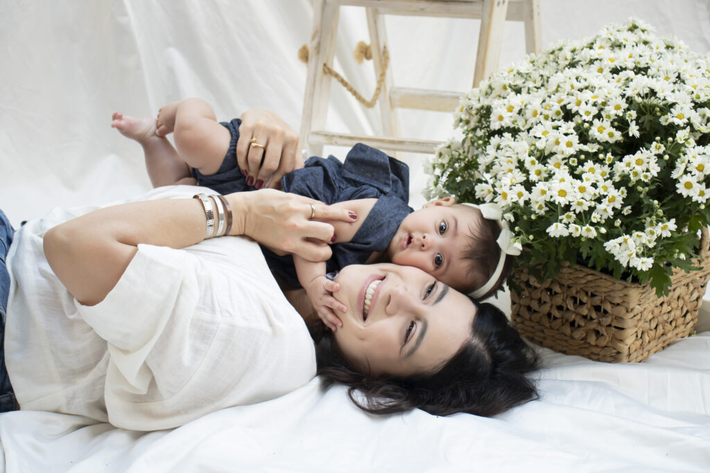 Fotografia - Michelle Loreto e Aurora. Cumplicidade e amor: Mãe e filha em um momento único."